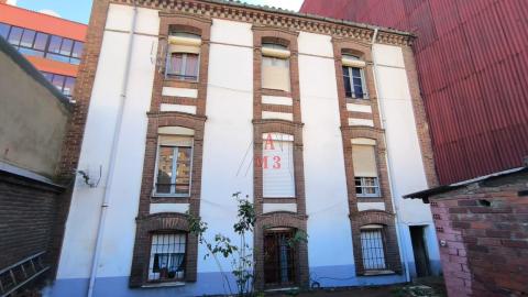 Casa de 381 m<sup style='color: #fff;'>2</sup> con 18 habitaciones y 3 baños en Semi-centro.