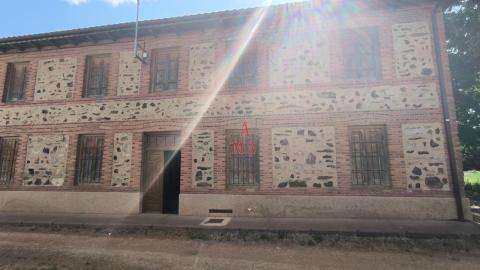 Casa de 579 m<sup style='color: #fff;'>2</sup> con 4 habitaciones en Bañeza (La).