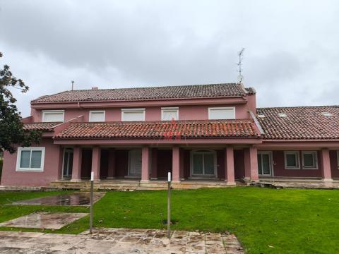 Casa de 983 m<sup style='color: #fff;'>2</sup> con 6 habitaciones y 4 baños en Eras de Renueva.