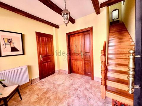 Casa de 268 m<sup style='color: #fff;'>2</sup> con 5 habitaciones y 3 baños en Alija del Infantado.