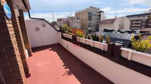Piso de 130 m<sup style='color: #fff;'>2</sup> con 4 habitaciones y 2 baños en Centro.