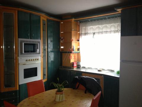 Piso de 120 m<sup style='color: #fff;'>2</sup> con 3 habitaciones y 2 baños en Trobajo del Camino.