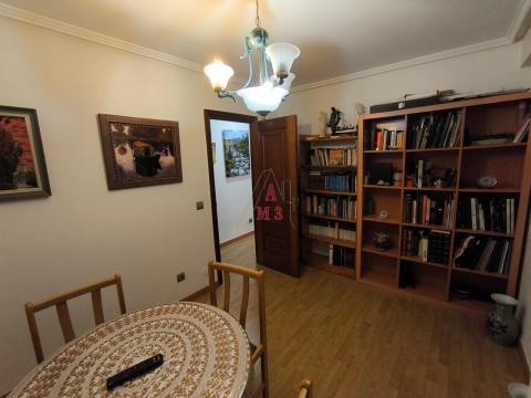 Piso de 82 m<sup style='color: #fff;'>2</sup> con 3 habitaciones y 2 baños en Dr. Fleming.