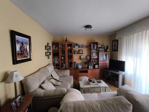 Piso de 93 m<sup style='color: #fff;'>2</sup> con 3 habitaciones y 2 baños en Trobajo del Camino.